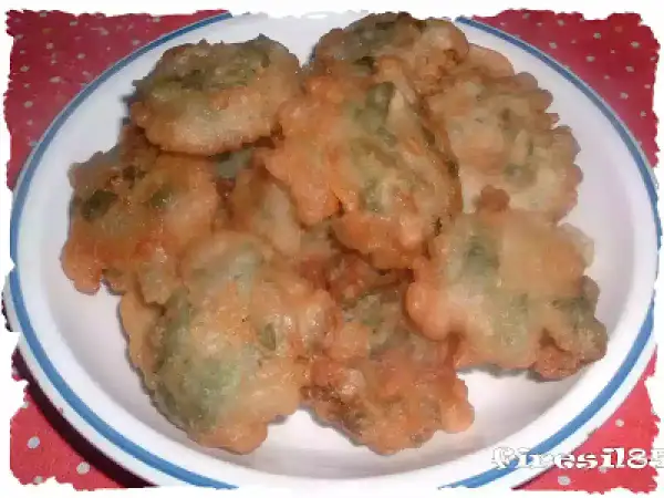 Frittelle di borragine dorate e croccanti, un sapore autentico della tradizione.
