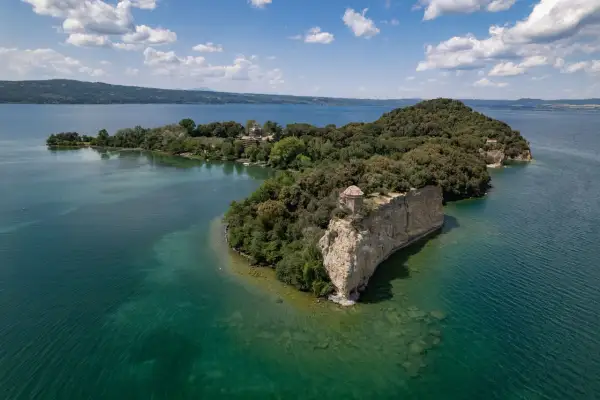 L'isola Bisentina, un gioiello nel lago, con la sua roccia a picco e un antico tempietto.