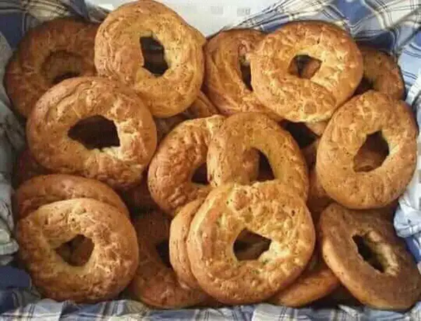 Cosa mangiare a Vitorchiano? Assaggia questi taralli dorati, perfetti per uno spuntino genuino.