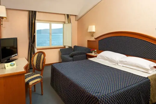 Camera con vista sul lago di Vico, un angolo di paradiso dove la bella Venere potrebbe riposare. Letto comodo, scrivania e poltroncina.