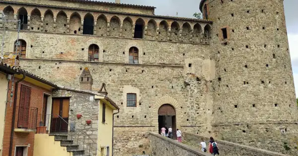 Un antico castello in pietra, con arcate e finestre suggestive, è uno dei luoghi da scoprire a Graffignano. Un ponte conduce all'ingresso principale.