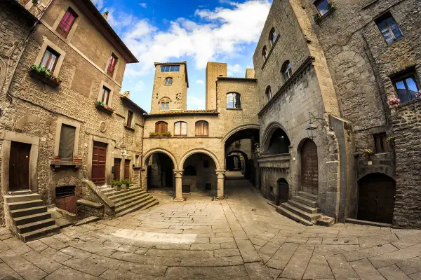 Antichi vicoli e torri medievali, un'atmosfera senza tempo tra i monumenti di Viterbo.