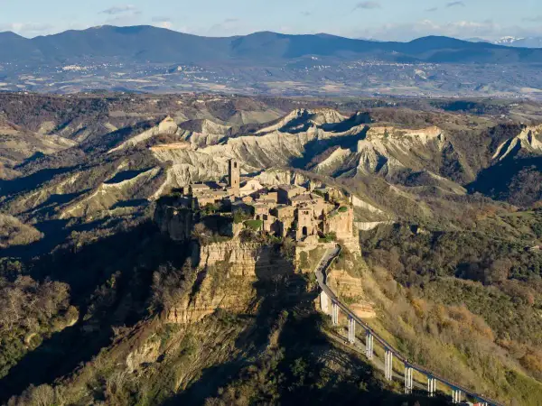Civita di Bagnoregio, la città che muore, domina la valle dei calanchi. Un ponte pedonale collega il borgo arroccato su uno sperone di tufo.