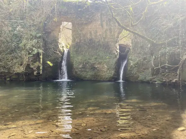 Cascate naturali a Barbarano Romano, con acqua cristallina che scende da antiche rovine ricoperte di muschio.
