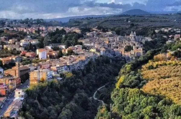 Panoramica di Ronciglione con il Rio Vicano che serpeggia tra le colline verdi e gli edifici storici.