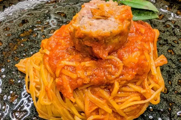 Spaghetti con polpetta e sugo rosso, un assaggio dei prodotti tipici viterbo.